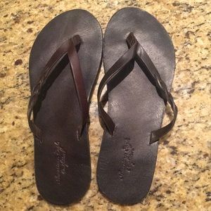 American Eagle flip flops